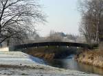 Diese Fugngerbrcke fhrt ber die Alzette in der Nhe des Bahnhofs von Mersch (Luxemburg).