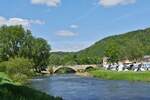 Blick von dem Wanderweg am Rande der Sauer, (dem Grenzfluss), auf die alte Sauerbrücke, welche Echternach (L) mit Echternacherbrücke (D) verbindet.