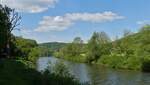 Blick von dem Wanderweg am Ausgang von Echternach über den Grenzfluss Sauer auf die Fußgängerbrücke von Echternach (L) nach Echternacherbrücke (D).