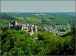 Blick vom Aussichtpunkt  Uerbegsbierg  (419 m) auf die Burg Bourscheid mitten in der frhlingshaften Landschaft.