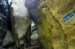 Wolfsschlucht in La Petite Suisse in Luxemburg. Chaotische Steinmassen und wahre Labyrinthe sind ein Resultat von Erdverformungen und Erosion. Aufnahme: August 2007.