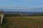 Blick in Nördlicher Richtung, über die hügelige Landschaft im Norden von Luxemburg, aufgenommen in der Nähe von Munshausen.