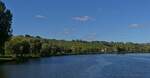 Blick über die Mosel nahe Bech-Kleinmacher in Richtung Remich, bei einer Bootsrundfahrt.