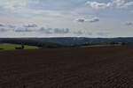 Auf einer Wanderung zwischen Alscheid und Wilwerwiltz habe ich dieses Foto in Richtung Süden über die zerklüftete Öslinger Landschaft geschossen, der Ort in der Mitte des Bildes ist Merkholtz. 30.09.2023