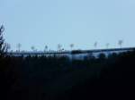 Von Goebelsmhle (Luxemburg), welches unten im Tal liegt, sieht man die Hhenstrae von Bourscheid nach Kehmen, wo noch etwas Schnee liegt.