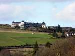 Das Sporthotel Leweck in Lipperscheid-Dellt (Luxemburg) von dem Aussichtspunkt  Ierwescht Fuusslee  bei Bourscheid aufgenommen am 29.03.08.