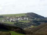 Von dem Aussichtspunkt  Ierwescht Fuusslee  unterhalb der Burg von Bourscheid (Luxemburg) hat man eine schne Aussicht auf die Ortschaft Schlindermanderscheid (408 MM).