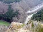 Schwindelfrei sollte man schon sein, wenn man auf dem Aussichtspunkt  Hockslay , welcher sich auf einer Silikatfelsenformation befindet, steht. Blick hinunter zum Tunnel und der Wiltz. 17.04.08 