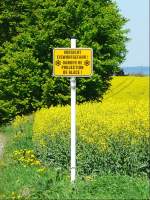 Gefährliches Luxemburg! Wird etwa im Mai mit Eis geworfen? Dieses Warnschild steht am Anfang des Weges, welcher zu den Windrädern in Heiderscheid führt.