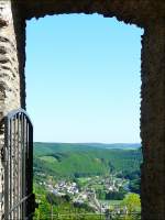 Die Pforte ffnet sich und gibt die Aussicht in Richtung Michelau frei. Foto aufgenommen vom Bergfried des ltesten Teiles der Burg Bourscheid am 12.05.08.