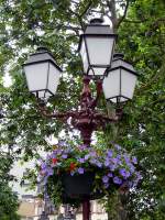 Diese Laterne mit Blumenschmuck steht am Bahnhof in Ettelbrck.