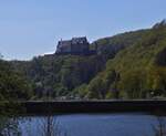 Blick ber das Unterbecken der Our, kurz vor Vianden in Richtung Scloss von Vianden. 28.04.2022