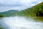 Bootsfahrt auf Sungai Teku im Taman Negara Nationalpark in Malaysia.