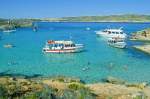 Blue Lagoon an der Insel Comino. Im Hintergrund die Insel Gozo. Aufnahme: Oktober 2006.