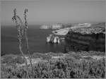 Goze, Westküste: Blick über die Dwejra Bay zum Azuer Window.