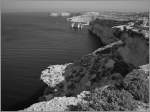 Entlang der Westküste gleitet hier der Blick in nördlcihe Richtung und nur ganz klein zeigt sich aus dieser Perspektive das Felsentor Azure Window.