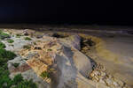 Der karge Steinstrand in Sliema bei Nacht.