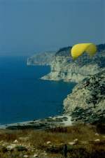 Steil fallen die Felsen ins Wasser des Mittelmeeres auf der Insel Zypern bei der antiken Stadt Kourion. Ein Drachenflieger macht sich hier die Thermik zu Nutzen (November 1996)