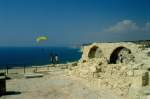 Ein gelber Farbtupfer ber dem tiefblauen Wasser des Mittelmeeres unterhalb der antiken Ausgrabungsstelle von Kourion an der Westkste Zyperns im November 1996