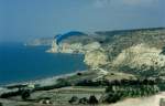 Ein schmeler Streifen Strand, dahinter etwas landwirtschaftlich genutzte Flche bevor die Landschaft karg ansteigt hinauf nach Kourion an der Westkste Zyperns. Hier nutzen Drachenflieger die Thermik zum gleiten. (November 1996)