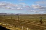 Die karge Steppe in der nrdlichen Mongolei. Im Hintergrund ist eine kleine Jurtensiedlung erkennbar. (13.9.2011)