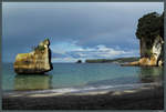 Die Sandsteinfelsen der Merkury Bay unweit der Cathedral Cove entstanden durch Abtragung weicherer Gesteinsschichten.