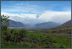 Blick auf das Tal rund um den Mount Sunday und die ihn Neuseeländischen Alpen.