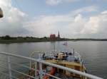 Blick von Bord de Fährschiffes  FRIESLAND auf Medemblick am 7.9.2014 - unterwegs mit der Museum Stoomtram von Dorf zu Dorf durch das westfriesische Flachland von Medemblick nach Hoorn