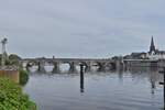 Blick vom Ufer der Maas in Maatricht, über die Maas zu Tal mit der Sint Servaasbrug an deren Ende die Durchfahrt für die großen Schiffe.