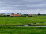 Bauernhfe und Gewchshuser zieren die Landschaft entlang des 13 Kilometer langen Kanaal door Walcheren, welcher die Stdte Veere, Middelburg u. Vlissingen verbindet; 110829