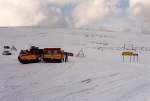 Abzweigung der Nordkapp-Strae vor Skarsvag auf der Insel Mageroya, hier warten zwei Kettenfahrzeuge mit Kettenanhngern auf einen Bus, um Touristen auf der nicht gerumten Strae zum Nordkapp zu