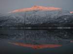 Im Land der roten Bergspitzen. Am Ende der zweimonatigen Polarnacht erreichen die Sonnenstrahlen noch nicht die Fjorde und Tler. Fr ein paar Tage leuchten dann nur die Bergspitzen rot. Langfjorden, 23.01.2001