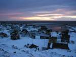 Am Horizont kndigt sich die erste Sonne nach der zweimonatigen Polarnacht an. Die ersten Lichtstrahlen lockten am Mittag dieses Tages noch alle Bewohner auf die Straen. Kiberg liegt an der Barentsee, auf der Varangerhalvya und ist einer der stlichsten Punkte von Norwegen. Hier erreicht das Land bzw. unser Kontinent die Arktische Klimazone; 21.01.2001