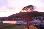Hammerfest um 02:00 Uhr, fast Taghell, die Sonne verschwindet kurz am Horizont und frbt die Wolken rot