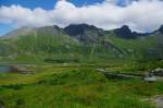 Berge entlang der Europastrae E10 auf den Lofoten bei Ramberg (30.06.2013)