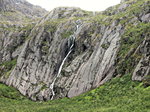 wenige Meter weiter zeigt sich gleich ein anderes Bild in den Lofoten am 25. Juni 2016.