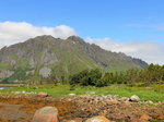 Die steil aufragenden Berge in den Lofoten gesehen am 26. Juni 2016