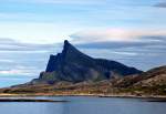 Der Berg Hestmannen (Reiter) auf der Insel Hestmannøy (Nordnorwegen). Fotografiert von Bord der  KONG HARALD  (Hurtigruten) aus am 30.08.06.