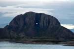 Der Berg Torghatten (Der Berg mit dem Loch durch) südwestlich von Brønnøysund (Nordnorwegen).