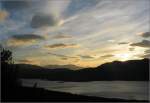 Abendhimmel ber dem Straumfjord in Nordnorwegen.