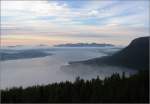 Himmel, Wolken, Nebel, Berge, Wald und Wasser am Tromsesundet.