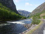 Lærdalselva Fluss entlang der E16 Straße (26.05.2023)