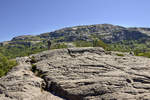 Landschaft am Wanderweg zu Preikestolen in Norwegen. Bei trockener Witterung eine leichte Wanderung von knapp 2 Stunden je Strecke, bei Nässe ist die Wanderung keinesfalls mehr leicht und man benötigt dementsprechend mehr Zeit. Wanderschuhe sollten Voraussetzung sein. 
Aufnahme: 2. Mai 2018.