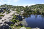 Kleiner See am Wanderwegesrand in der Nähe von Preikestolen in Norwegen. Der Weg Felsplateau des Preikestolen führt über Granitplatten. Aufnahme: 2. Juli 2018.
