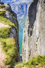 Ausblick vom Kjeragbolten auf den Lysefjord (Rogaland, Norwegen).