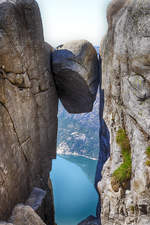 Im westlichen Teil des Kjeragplateaus liegt der Kjeragbolten, ein ca.fünf Kubikmeter großer Monolith, der in einer Felsspalte 1000 Meter über dem Lysefjord eingeklemmt ist. Aufnahme: 3. Juli 2018.