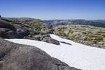 Schnee im Sommer. Foto vom Wanderweg zum Kjeragbolten. Kjerag oder Kiragg ist ein Felsplateau in der norwegischen Kommune Forsand (Fylke Rogaland) am Lysefjord.
Aufnahme: 3. Juli 2018.