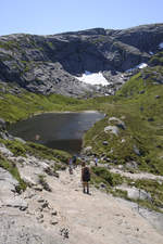 Auf dem Wanderweg zu Kjeragbolten in Norwegen.