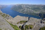 Blick auf Lysefjorden und Preikestolen in Norwegen. Aufnahme: 2. Juli 2018.