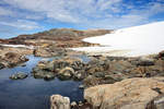 Berglandschaft am Folgefonna Gletscher in der norwegischen Region Hardanger.Der Gletscher liegt in der Hochgebirgsregion der Folgefonnhalbinsel zwischen Sørfjord im Osten, Åkrafjord im Süden und Hardangerfjord im Westen. 
Aufnahme: 6. Juli 2018.